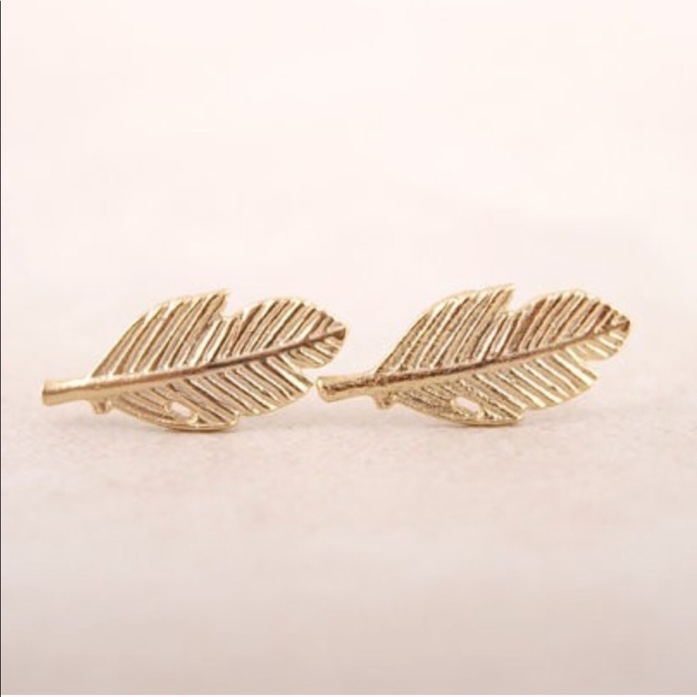 🍂 Boho Feather Stud Earrings in Gold - Picture 2 of 3